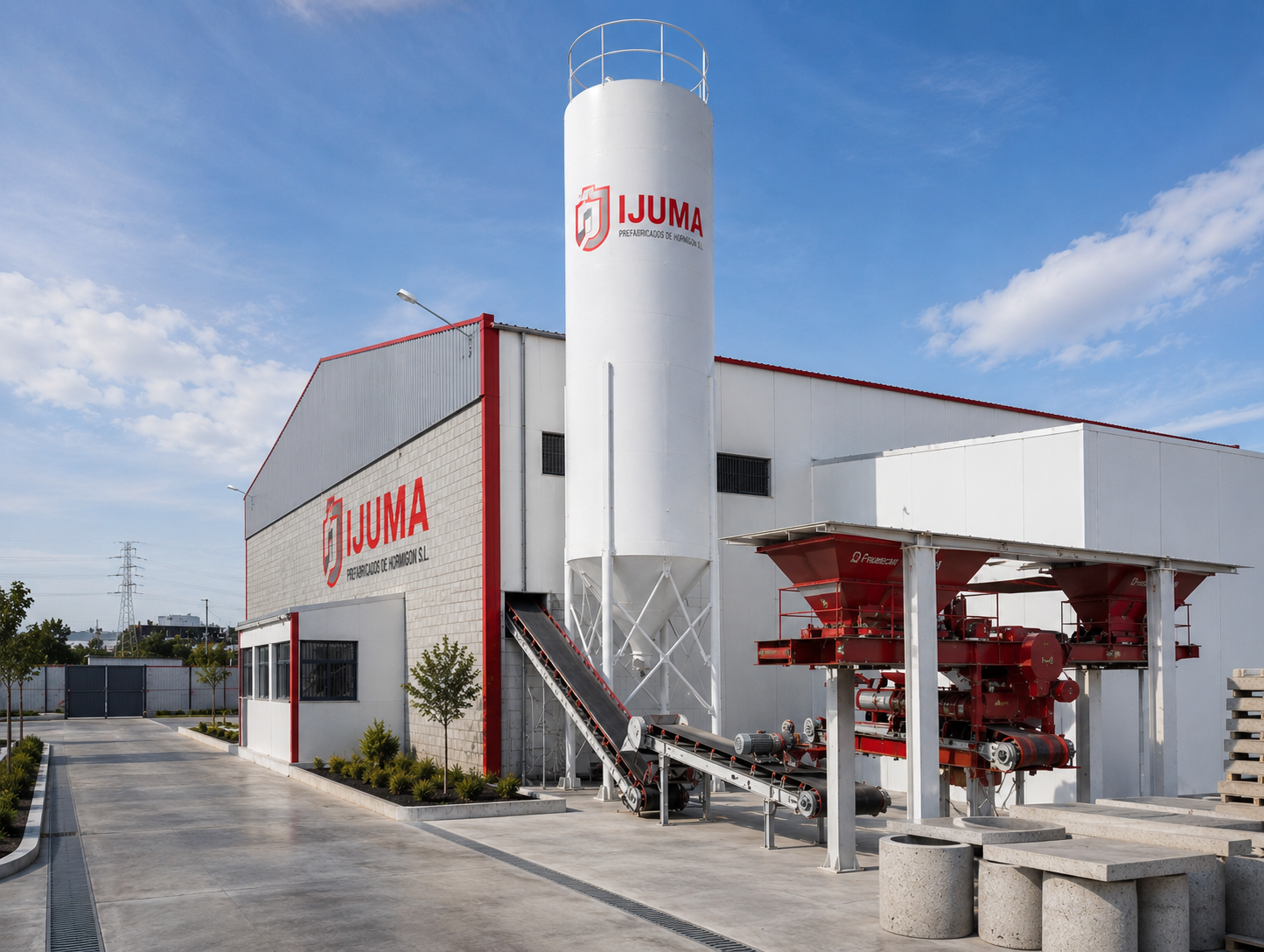 Vista exterior de la planta de fabricación de IJUMA con silo y maquinaria